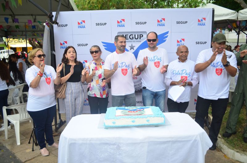 Uma ação cidadania na Praça Amazonas, no bairro do Jurunas, em Belém, ofertou, neste sábado (15), diversos serviços gratuitos à população, para celebrar os 60 anos de fundação da Secretaria de Estado de Segurança Pública e Defesa Social do Pará (Segup).

FOTO: Elielson Modesto / SEGUP PA
DATA: 15.06.2019
BELÉM - PARÁ <div class='credito_fotos'>Foto: Elielson Modesto / Ascom Segup   |   <a href='/midias/2019/originais/2717_aniversariosegup4.jpg' download><i class='fa-solid fa-download'></i> Download</a></div>