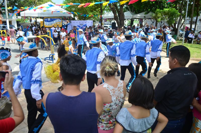 Uma ação cidadania na Praça Amazonas, no bairro do Jurunas, em Belém, ofertou, neste sábado (15), diversos serviços gratuitos à população, para celebrar os 60 anos de fundação da Secretaria de Estado de Segurança Pública e Defesa Social do Pará (Segup).

FOTO: Elielson Modesto / SEGUP PA
DATA: 15.06.2019
BELÉM - PARÁ <div class='credito_fotos'>Foto: Elielson Modesto / Ascom Segup   |   <a href='/midias/2019/originais/2717_en.jpg' download><i class='fa-solid fa-download'></i> Download</a></div>