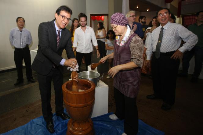 A comunidade nipo-brasileira do Pará comemorou a entrada de 2019 no auditório da Associação Pan-Amazônia Nipo-Brasileira, no domingo (6), em Belém. O evento deu início às homenagens aos 90 anos da imigração japonesa na Amazônia e contou com a presença do Governo do Estado. O chefe de gabinete, Luiziel Guedes (foto), esteve representando o governador Helder Barbalho.

FOTO: CARLOS SODRÉ / AG. PARÁ
DATA: 06.01.2019
BELÉM - PARÁ <div class='credito_fotos'>Foto: CARLOS SODRÉ / AG. PARÁ    |   <a href='/midias/2019/originais/27191c30-485e-4e85-9cd3-078f2b35c717.jpg' download><i class='fa-solid fa-download'></i> Download</a></div>