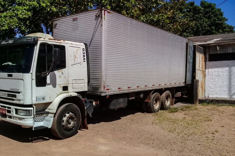 Servidores da Secretaria da Fazenda (Sefa), lotados na unidade de mercadorias em trânsito de Carajás, no sudeste do Estado, apreenderam, no km 9 da BR-230, a Transamazônica, em Marabá, um caminhão transportando 288 caixas de cigarros sem nota fiscal. A ocorrência foi na última sexta-feira (15).

FOTO: ASCOM / SEFA
DATA: 15.06.2019
MARABÁ - PARÁ <div class='credito_fotos'>Foto: ASCOM / SEFA   |   <a href='/midias/2019/originais/2720_img-20190615-wa0028.jpg' download><i class='fa-solid fa-download'></i> Download</a></div>