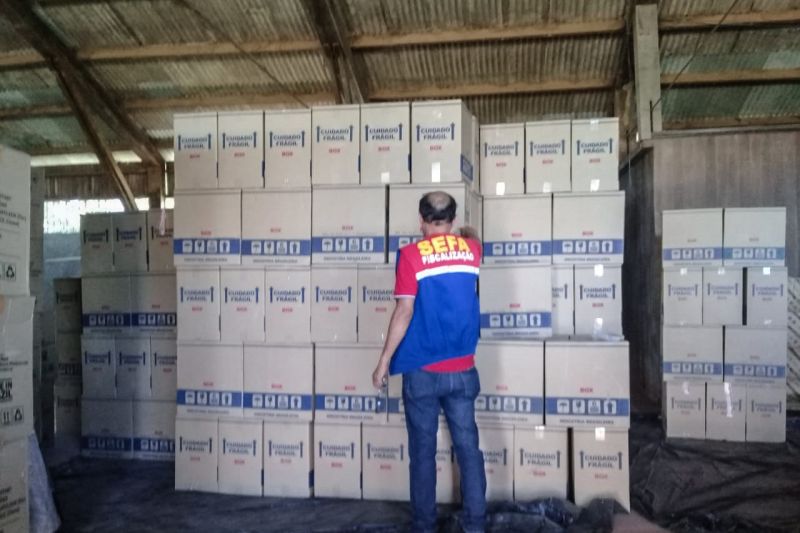 Servidores da Secretaria da Fazenda (Sefa), lotados na unidade de mercadorias em trânsito de Carajás, no sudeste do Estado, apreenderam, no km 9 da BR-230, a Transamazônica, em Marabá, um caminhão transportando 288 caixas de cigarros sem nota fiscal. A ocorrência foi na última sexta-feira (15).

FOTO: ASCOM / SEFA
DATA: 15.06.2019
MARABÁ - PARÁ <div class='credito_fotos'>Foto: ASCOM / SEFA   |   <a href='/midias/2019/originais/2720_img-20190615-wa0029.jpg' download><i class='fa-solid fa-download'></i> Download</a></div>