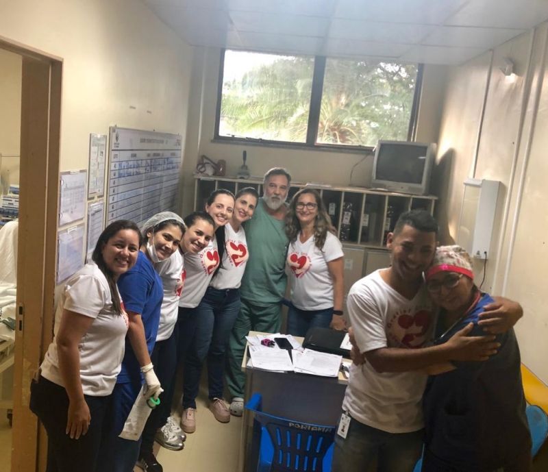 Em comemoração ao Dia Nacional da Humanização, celebrado todo dia 9 de junho, o Hospital Geral de Tailândia (HGT) desenvolveu uma semana inteira, de 10 a 14, de muito carinho com a oferta de abraços distribuídos por colaboradores, usuários, acompanhantes e visitantes, para melhorar o ambiente hospitalar.

FOTO: ASCOM / HGT
DATA: 15.06.2019
TAILÂNDIA - PARÁ <div class='credito_fotos'>Foto: ASCOM / HGT   |   <a href='/midias/2019/originais/2722_diadoabraco3.jpg' download><i class='fa-solid fa-download'></i> Download</a></div>