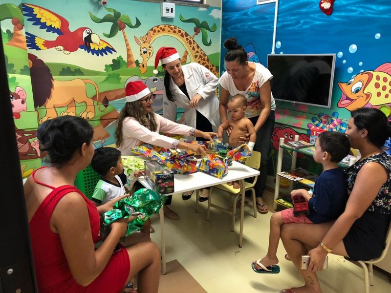 Em comemoração ao Dia Nacional da Humanização, celebrado todo dia 9 de junho, o Hospital Geral de Tailândia (HGT) desenvolveu uma semana inteira, de 10 a 14, de muito carinho com a oferta de abraços distribuídos por colaboradores, usuários, acompanhantes e visitantes, para melhorar o ambiente hospitalar.

FOTO: ASCOM / HGT
DATA: 15.06.2019
TAILÂNDIA - PARÁ <div class='credito_fotos'>Foto: ASCOM / HGT   |   <a href='/midias/2019/originais/2722_natalsolidaiodez.jpg' download><i class='fa-solid fa-download'></i> Download</a></div>