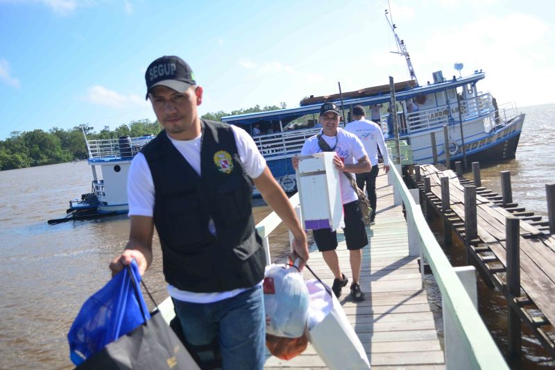 Cerca de 50 crianças da ilha de Urubuoca, localizada na Região Metropolitana de Belém, receberam, na manhã deste domingo (16), uma ação de cidadania promovida pela Secretaria de Estado de Segurança Pública e Defesa Social do Pará (Segup). A atividade faz parte da programação que comemora o aniversário de 60 anos da Segup.

FOTO: Elielson Modesto / SEGUP
DATA: 16.06.2019
BELÉM - PARÁ <div class='credito_fotos'>Foto: Elielson Modesto / Ascom Segup   |   <a href='/midias/2019/originais/2723_dsc_0973.jpg' download><i class='fa-solid fa-download'></i> Download</a></div>