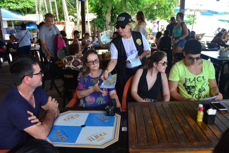 Cerca de 50 crianças da ilha de Urubuoca, localizada na Região Metropolitana de Belém, receberam, na manhã deste domingo (16), uma ação de cidadania promovida pela Secretaria de Estado de Segurança Pública e Defesa Social do Pará (Segup). A atividade faz parte da programação que comemora o aniversário de 60 anos da Segup.

FOTO: Elielson Modesto / SEGUP
DATA: 16.06.2019
BELÉM - PARÁ <div class='credito_fotos'>Foto: Elielson Modesto / Ascom Segup   |   <a href='/midias/2019/originais/2723_entregadepanfletosnocombu3.jpg' download><i class='fa-solid fa-download'></i> Download</a></div>