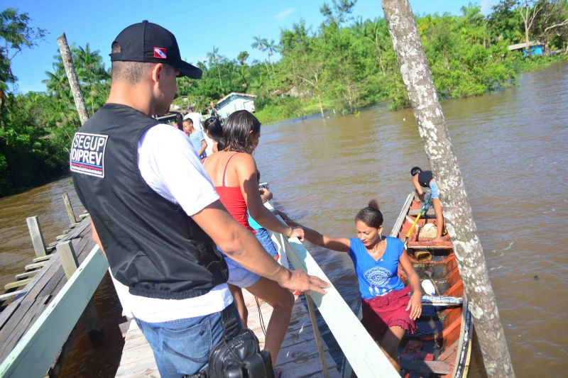 Cerca de 50 crianças da ilha de Urubuoca, localizada na Região Metropolitana de Belém, receberam, na manhã deste domingo (16), uma ação de cidadania promovida pela Secretaria de Estado de Segurança Pública e Defesa Social do Pará (Segup). A atividade faz parte da programação que comemora o aniversário de 60 anos da Segup.

FOTO: Elielson Modesto / SEGUP
DATA: 16.06.2019
BELÉM - PARÁ <div class='credito_fotos'>Foto: Elielson Modesto / Ascom Segup   |   <a href='/midias/2019/originais/2723_pessoaschegandoaolocaldaacaonourubuoca2.jpg' download><i class='fa-solid fa-download'></i> Download</a></div>