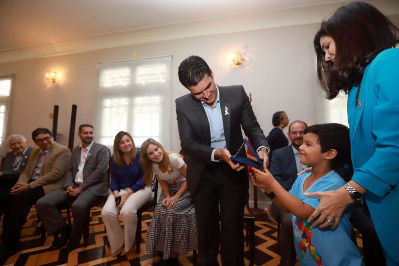 IMPLANTAÇÃO DO GRUPO DE TRABALHO - CETEA Centro Especializado em Autismo. 

DATA:17/06/2019 
FOTO MARCO SANTOS/ AG PARÁ
BELÉM - PARÁ <div class='credito_fotos'>Foto: Marco Santos / Ag. Pará   |   <a href='/midias/2019/originais/2724_implantacaodogrupodetrabalho-cetea20190617_marcosantos_0035.jpg' download><i class='fa-solid fa-download'></i> Download</a></div>