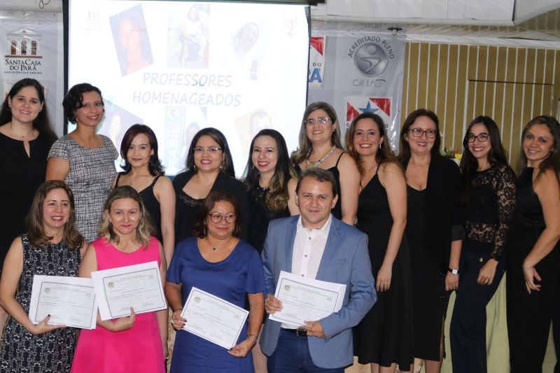 A Santa Casa de Misericórdia do Pará formou mais uma turma de mestrado em Gestão, Saúde e Adoecimento. São 18 profissionais, sendo oito da Fundação e dez de outras instituições, que iniciaram os estudos em 2016. O encerramento das atividades ocorreu na última sexta-feira (14). <div class='credito_fotos'>Foto: ASCOM / SANTA CASA   |   <a href='/midias/2019/originais/2729_novosmestresformanosnasantacasa.jpg' download><i class='fa-solid fa-download'></i> Download</a></div>