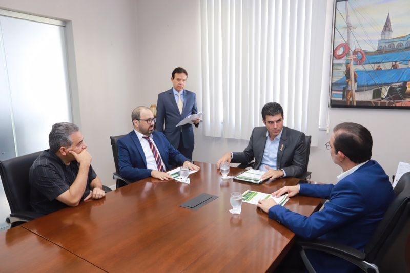 O governador do Estado, Helder Barbalho, recebeu, na tarde desta segunda-feira (17), no Palácio do Governo, em Belém, o vice-presidente do Tribunal de Contas do Pará (TCE-PA), conselheiro Cipriano Sabino, que formalizou ao chefe do Executivo estadual convite para participação no 9º Fórum TCE-PA e Jurisdicionados, que ocorre nesta terça e quarta-feira (18 e 19), no Hangar Centro de Convenções da Amazônia, na capital paraense. <div class='credito_fotos'>Foto: Marco Santos / Ag. Pará   |   <a href='/midias/2019/originais/2730_3733782417002436388_img_0512.jpg' download><i class='fa-solid fa-download'></i> Download</a></div>