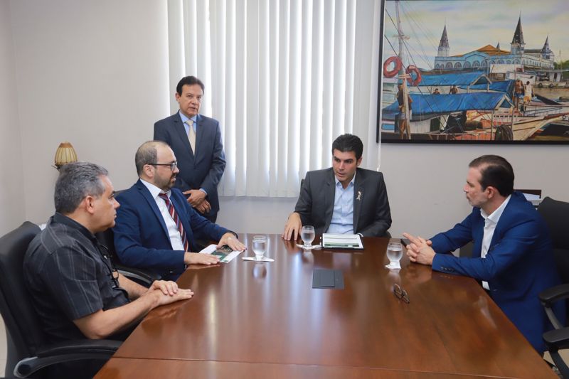 O governador do Estado, Helder Barbalho, recebeu, na tarde desta segunda-feira (17), no Palácio do Governo, em Belém, o vice-presidente do Tribunal de Contas do Pará (TCE-PA), conselheiro Cipriano Sabino, que formalizou ao chefe do Executivo estadual convite para participação no 9º Fórum TCE-PA e Jurisdicionados, que ocorre nesta terça e quarta-feira (18 e 19), no Hangar Centro de Convenções da Amazônia, na capital paraense. <div class='credito_fotos'>Foto: Marco Santos / Ag. Pará   |   <a href='/midias/2019/originais/2730_4806104611519510569_img_0499.jpg' download><i class='fa-solid fa-download'></i> Download</a></div>