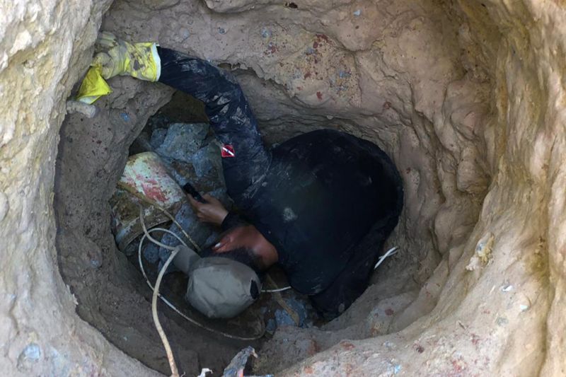 O resultado de uma operação que teve início às 5 horas da manhã desta segunda-feira (17) com o secretário extraordinário para assuntos penitenciários, Jarbas Vasconcelos, resultou na descoberta de um túnel de aproximadamente 30 metros de comprimento e 7 de profundidade no pavilhão 5 do Centro de Recuperação Penitenciária do Pará I (CRPP I), no Complexo Penitenciário de Santa Izabel. A operação só finalizará quando todos os serviços de manutenção e restruturação forem concluídos. Durante a revista também foram encontrados 68 aparelhos celulares, 86 carregadores, 104 estoques, 500 g de maconha, 4 serras, 3 terezas (cordas), 2 máquinas de fazer tatuagem, 8 baterias, 2 grills e 26 fones de ouvido, 22 chips, 1 computador, 1 impressora e outros itens proibidos. <div class='credito_fotos'>Foto: ASCOM / SUSIPE   |   <a href='/midias/2019/originais/2731_whatsappimage2019-06-17at17.56.572.jpg' download><i class='fa-solid fa-download'></i> Download</a></div>