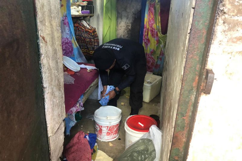 O resultado de uma operação que teve início às 5 horas da manhã desta segunda-feira (17) com o secretário extraordinário para assuntos penitenciários, Jarbas Vasconcelos, resultou na descoberta de um túnel de aproximadamente 30 metros de comprimento e 7 de profundidade no pavilhão 5 do Centro de Recuperação Penitenciária do Pará I (CRPP I), no Complexo Penitenciário de Santa Izabel. A operação só finalizará quando todos os serviços de manutenção e restruturação forem concluídos. Durante a revista também foram encontrados 68 aparelhos celulares, 86 carregadores, 104 estoques, 500 g de maconha, 4 serras, 3 terezas (cordas), 2 máquinas de fazer tatuagem, 8 baterias, 2 grills e 26 fones de ouvido, 22 chips, 1 computador, 1 impressora e outros itens proibidos. <div class='credito_fotos'>Foto: ASCOM / SUSIPE   |   <a href='/midias/2019/originais/2731_whatsappimage2019-06-17at17.57.131.jpg' download><i class='fa-solid fa-download'></i> Download</a></div>