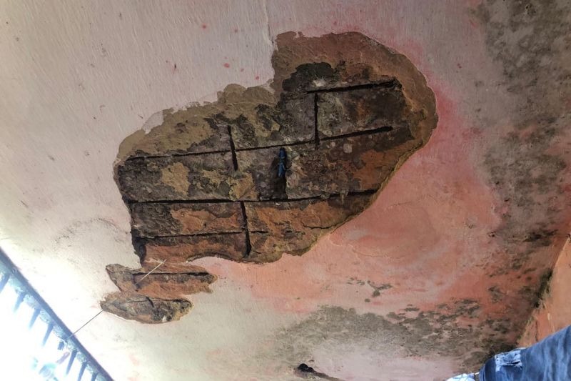 O resultado de uma operação que teve início às 5 horas da manhã desta segunda-feira (17) com o secretário extraordinário para assuntos penitenciários, Jarbas Vasconcelos, resultou na descoberta de um túnel de aproximadamente 30 metros de comprimento e 7 de profundidade no pavilhão 5 do Centro de Recuperação Penitenciária do Pará I (CRPP I), no Complexo Penitenciário de Santa Izabel. A operação só finalizará quando todos os serviços de manutenção e restruturação forem concluídos. Durante a revista também foram encontrados 68 aparelhos celulares, 86 carregadores, 104 estoques, 500 g de maconha, 4 serras, 3 terezas (cordas), 2 máquinas de fazer tatuagem, 8 baterias, 2 grills e 26 fones de ouvido, 22 chips, 1 computador, 1 impressora e outros itens proibidos. <div class='credito_fotos'>Foto: ASCOM / SUSIPE   |   <a href='/midias/2019/originais/2731_whatsappimage2019-06-17at17.57.132.jpg' download><i class='fa-solid fa-download'></i> Download</a></div>