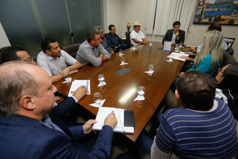 O governador do Pará, Helder Barbalho, e o vice-governador, Lúcio Vale, receberam no início da noite desta segunda-feira (17), no Palácio do Governo, em Belém, o prefeito do município de Cachoeira do Piriá, no nordeste paraense, Leonardo Vale. 

FOTO: Marcelo Seabra / Agência Pará
DATA: 17.06.2019
BELÉM - PARÁ <div class='credito_fotos'>Foto: Marcelo Seabra / Ag. Pará   |   <a href='/midias/2019/originais/2732__mg_7645.jpg' download><i class='fa-solid fa-download'></i> Download</a></div>