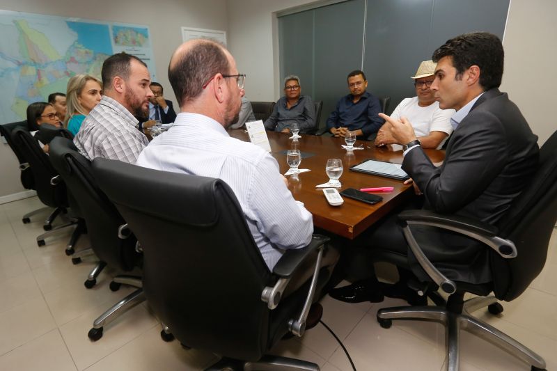 O governador do Pará, Helder Barbalho, e o vice-governador, Lúcio Vale, receberam no início da noite desta segunda-feira (17), no Palácio do Governo, em Belém, o prefeito do município de Cachoeira do Piriá, no nordeste paraense, Leonardo Vale. 

FOTO: Marcelo Seabra / Agência Pará
DATA: 17.06.2019
BELÉM - PARÁ <div class='credito_fotos'>Foto: Marcelo Seabra / Ag. Pará   |   <a href='/midias/2019/originais/2732__mg_7652.jpg' download><i class='fa-solid fa-download'></i> Download</a></div>
