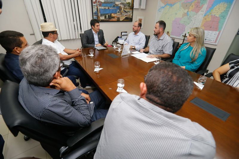 O governador do Pará, Helder Barbalho, e o vice-governador, Lúcio Vale, receberam no início da noite desta segunda-feira (17), no Palácio do Governo, em Belém, o prefeito do município de Cachoeira do Piriá, no nordeste paraense, Leonardo Vale. 

FOTO: Marcelo Seabra / Agência Pará
DATA: 17.06.2019
BELÉM - PARÁ <div class='credito_fotos'>Foto: Marcelo Seabra / Ag. Pará   |   <a href='/midias/2019/originais/2732__mg_7656.jpg' download><i class='fa-solid fa-download'></i> Download</a></div>