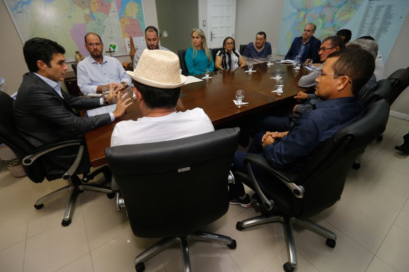 O governador do Pará, Helder Barbalho, e o vice-governador, Lúcio Vale, receberam no início da noite desta segunda-feira (17), no Palácio do Governo, em Belém, o prefeito do município de Cachoeira do Piriá, no nordeste paraense, Leonardo Vale. 

FOTO: Marcelo Seabra / Agência Pará
DATA: 17.06.2019
BELÉM - PARÁ <div class='credito_fotos'>Foto: Marcelo Seabra / Ag. Pará   |   <a href='/midias/2019/originais/2732__mg_7666.jpg' download><i class='fa-solid fa-download'></i> Download</a></div>