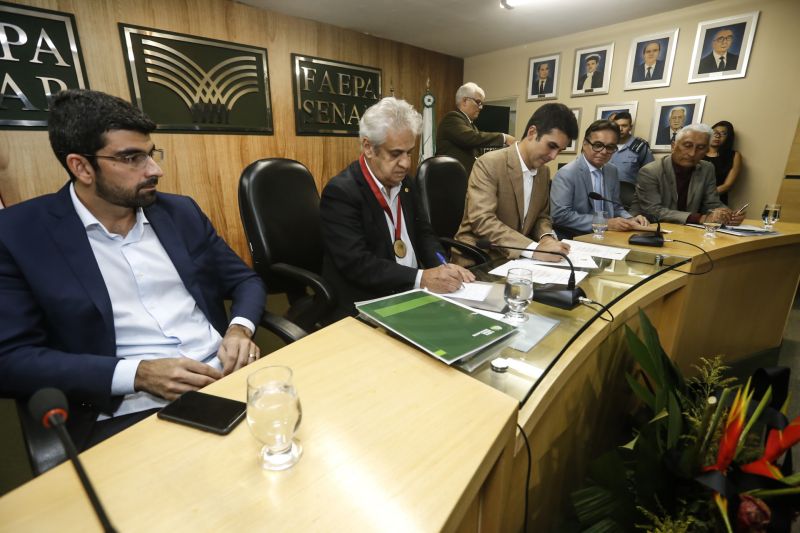 Governador no evento da FEAPA

FOTO: MARCELO SEABRA / AG. PARÁ
DATA: 17.06.2019
BELÉM - PARÁ <div class='credito_fotos'>Foto: Marcelo Seabra / Ag. Pará   |   <a href='/midias/2019/originais/2734_20190612202957__mg_6953_1.jpg' download><i class='fa-solid fa-download'></i> Download</a></div>