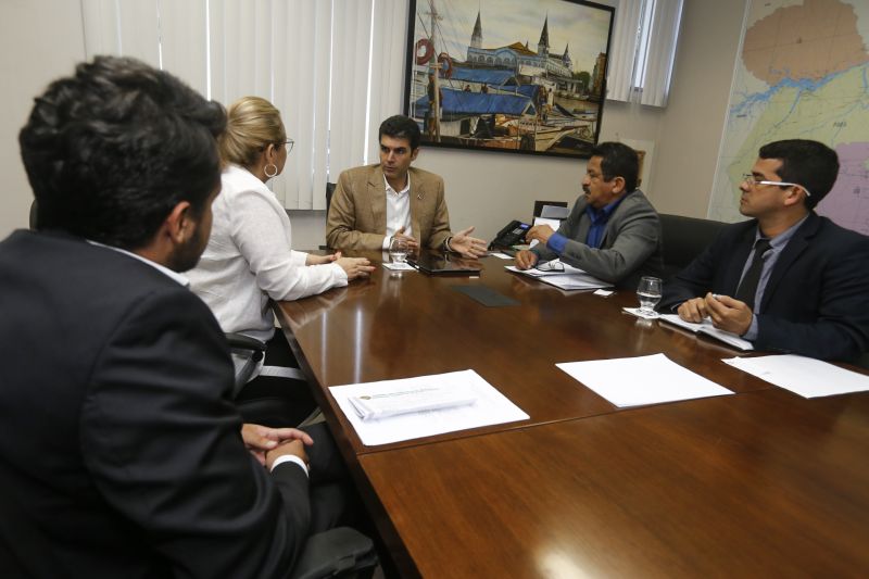Governador em reunião com o Dep. Nilton Neves

FOTO: MARCELO SEABRA / AGÊNCIA PARÁ
DATA: 17.06.2019
BELÉM - PARÁ <div class='credito_fotos'>Foto: Marcelo Seabra / Ag. Pará   |   <a href='/midias/2019/originais/2736_20190612180449__mg_6781.jpg' download><i class='fa-solid fa-download'></i> Download</a></div>
