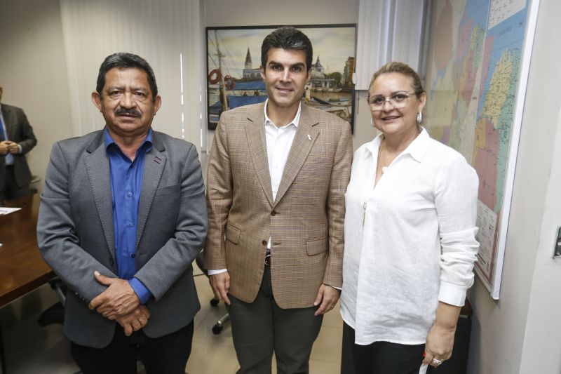 Governador em reunião com o Dep. Nilton Neves

FOTO: MARCELO SEABRA / AGÊNCIA PARÁ
DATA: 17.06.2019
BELÉM - PARÁ <div class='credito_fotos'>Foto: Marcelo Seabra / Ag. Pará   |   <a href='/midias/2019/originais/2736_20190612181100__mg_6791.jpg' download><i class='fa-solid fa-download'></i> Download</a></div>