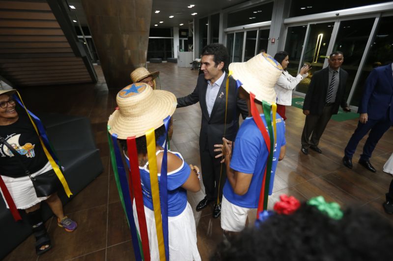 O governador do Pará, Helder Barbalho, está entre as "50 Personalidades Mais Influentes do Pará 2018-2019". Ele foi um dos agraciados na 17ª premiação idealizada e promovida pelo jornalista Marcelo Marques, editor-chefe da Revista Bacana.

FOTO: MARCELO SEABRA / AGÊNCIA PARÁ
DATA: 17.06.2019
BELÉM - PARÁ <div class='credito_fotos'>Foto: Marcelo Seabra / Ag. Pará   |   <a href='/midias/2019/originais/2737_20190617222401__mg_7828.jpg' download><i class='fa-solid fa-download'></i> Download</a></div>