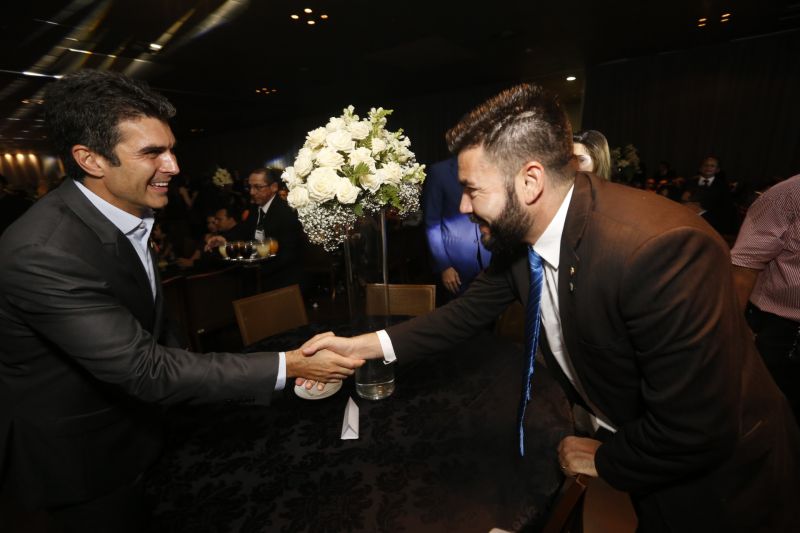 O governador do Pará, Helder Barbalho, está entre as "50 Personalidades Mais Influentes do Pará 2018-2019". Ele foi um dos agraciados na 17ª premiação idealizada e promovida pelo jornalista Marcelo Marques, editor-chefe da Revista Bacana.

FOTO: MARCELO SEABRA / AGÊNCIA PARÁ
DATA: 17.06.2019
BELÉM - PARÁ <div class='credito_fotos'>Foto:    |   <a href='/midias/2019/originais/2737_20190617223158__mg_7958.jpg' download><i class='fa-solid fa-download'></i> Download</a></div>