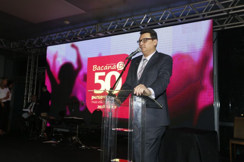 O governador do Pará, Helder Barbalho, está entre as "50 Personalidades Mais Influentes do Pará 2018-2019". Ele foi um dos agraciados na 17ª premiação idealizada e promovida pelo jornalista Marcelo Marques, editor-chefe da Revista Bacana.

FOTO: MARCELO SEABRA / AGÊNCIA PARÁ
DATA: 17.06.2019
BELÉM - PARÁ <div class='credito_fotos'>Foto:    |   <a href='/midias/2019/originais/2737_20190617225204__mg_7990.jpg' download><i class='fa-solid fa-download'></i> Download</a></div>