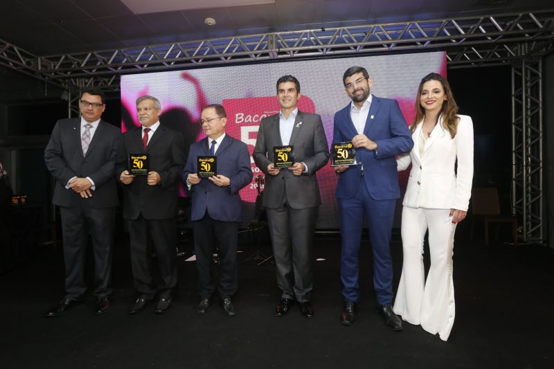 O governador do Pará, Helder Barbalho, está entre as "50 Personalidades Mais Influentes do Pará 2018-2019". Ele foi um dos agraciados na 17ª premiação idealizada e promovida pelo jornalista Marcelo Marques, editor-chefe da Revista Bacana.

FOTO: MARCELO SEABRA / AGÊNCIA PARÁ
DATA: 17.06.2019
BELÉM - PARÁ <div class='credito_fotos'>Foto:    |   <a href='/midias/2019/originais/2737_20190617225905__mg_8068.jpg' download><i class='fa-solid fa-download'></i> Download</a></div>