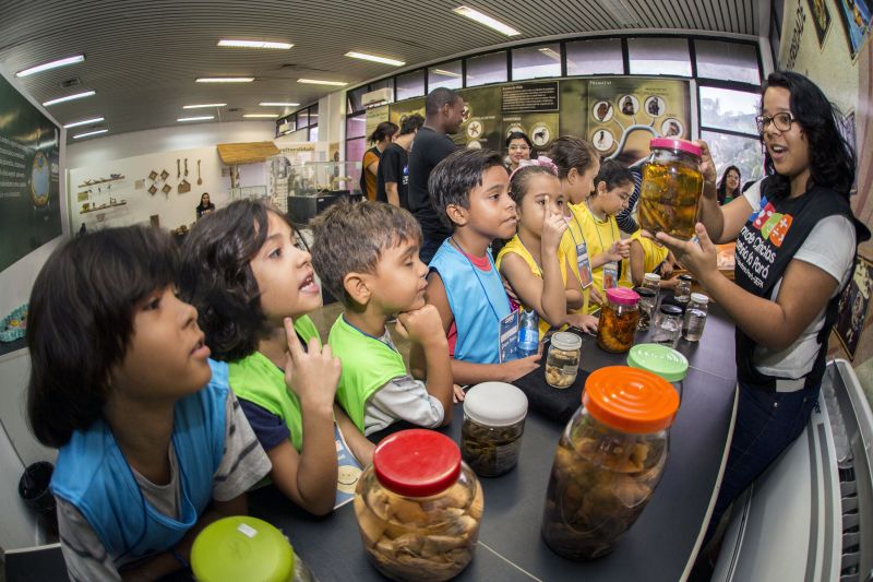 O Centro de Ciências e Planetário do Pará (CCPP) inicia nesta terça-feira, 18 de junho, as inscrições para a já tradicional Colônia de Férias do mês de julho, uma oportunidade diferenciada de contato com astronomia e demais ciências de forma totalmente lúdica e divertida. O CCPP disponibiliza 30 vagas, voltadas para crianças entre 6 a 9 anos de idade. <div class='credito_fotos'>Foto: Nailana Thiely / Ascom Uepa   |   <a href='/midias/2019/originais/2741_18.06.19-planetariocoloniadeferias-foto-nailanathiely_1.jpg' download><i class='fa-solid fa-download'></i> Download</a></div>