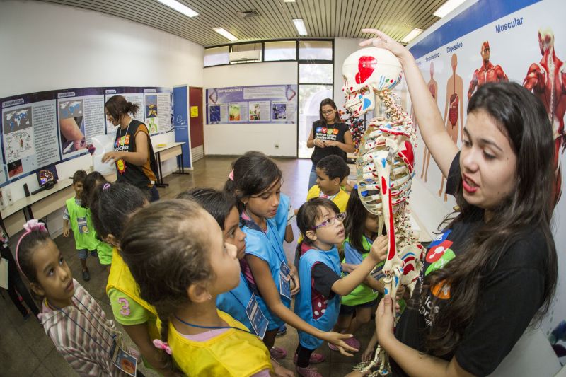 O Centro de Ciências e Planetário do Pará (CCPP) inicia nesta terça-feira, 18 de junho, as inscrições para a já tradicional Colônia de Férias do mês de julho, uma oportunidade diferenciada de contato com astronomia e demais ciências de forma totalmente lúdica e divertida. O CCPP disponibiliza 30 vagas, voltadas para crianças entre 6 a 9 anos de idade. <div class='credito_fotos'>Foto: Nailana Thiely / Ascom Uepa   |   <a href='/midias/2019/originais/2741_18.06.19-planetariocoloniadeferias-foto-nailanathiely_4.jpg' download><i class='fa-solid fa-download'></i> Download</a></div>