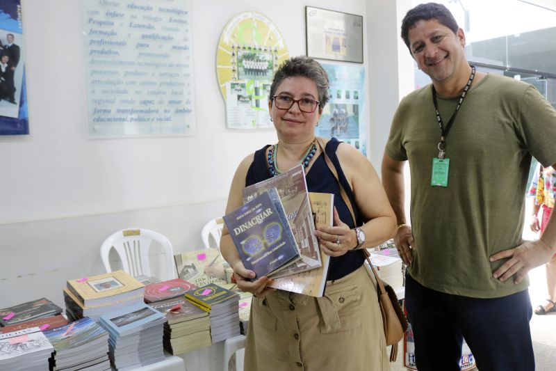 Livros de boa qualidade a preços convidativos. Foi esta impressão que a professora Simone Amaral teve ao visitar o estande montado pela Imprensa Oficial, na manhã desta terça-feira (18), no hall da reitoria do Instituto Federação de Educação, Ciência e Tecnologia do Pará (IFPA). Trata-se da terceira ação literária para divulgar as publicações já impressas pela autarquia e a editora pública, que está em processo de formalização. <div class='credito_fotos'>Foto: ASCOM / IOE   |   <a href='/midias/2019/originais/2748_img_2309.jpg' download><i class='fa-solid fa-download'></i> Download</a></div>