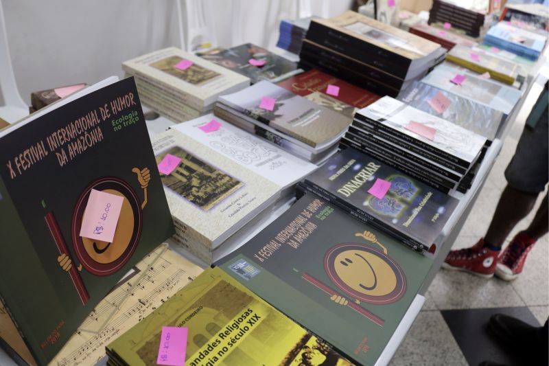 Livros de boa qualidade a preços convidativos. Foi esta impressão que a professora Simone Amaral teve ao visitar o estande montado pela Imprensa Oficial, na manhã desta terça-feira (18), no hall da reitoria do Instituto Federação de Educação, Ciência e Tecnologia do Pará (IFPA). Trata-se da terceira ação literária para divulgar as publicações já impressas pela autarquia e a editora pública, que está em processo de formalização. <div class='credito_fotos'>Foto: ASCOM / IOE   |   <a href='/midias/2019/originais/2748_img_2322.jpg' download><i class='fa-solid fa-download'></i> Download</a></div>