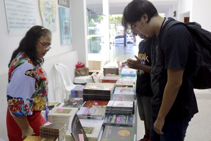 Livros de boa qualidade a preços convidativos. Foi esta impressão que a professora Simone Amaral teve ao visitar o estande montado pela Imprensa Oficial, na manhã desta terça-feira (18), no hall da reitoria do Instituto Federação de Educação, Ciência e Tecnologia do Pará (IFPA). Trata-se da terceira ação literária para divulgar as publicações já impressas pela autarquia e a editora pública, que está em processo de formalização. <div class='credito_fotos'>Foto: ASCOM / IOE   |   <a href='/midias/2019/originais/2748_img_2324.jpg' download><i class='fa-solid fa-download'></i> Download</a></div>