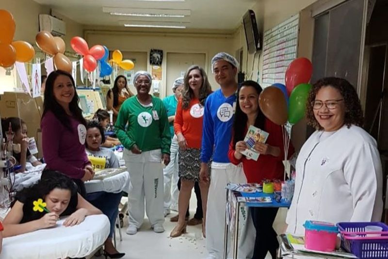 A equipe multiprofissional do serviço de Terapia Renal Substitutiva Pediátrica da Fundação Santa Casa do Pará está realizando uma campanha para crianças, adolescentes e seus familiares sobre metas de segurança no tratamento hospitalar. Em um primeiro momento, foi realizada uma palestra educativa com todos os profissionais envolvidos neste atendimento. Depois, houve demonstração da lavagem das mãos, uso do álcool gel e como isso se aplica no dia a dia dos pacientes. As atividades serão encerradas nesta quarta-feira (19). <div class='credito_fotos'>Foto: ASCOM / SANTA CASA   |   <a href='/midias/2019/originais/2749_centrorenaldasantacasarealizaacaodesegurancadopaciente.1.jpg' download><i class='fa-solid fa-download'></i> Download</a></div>