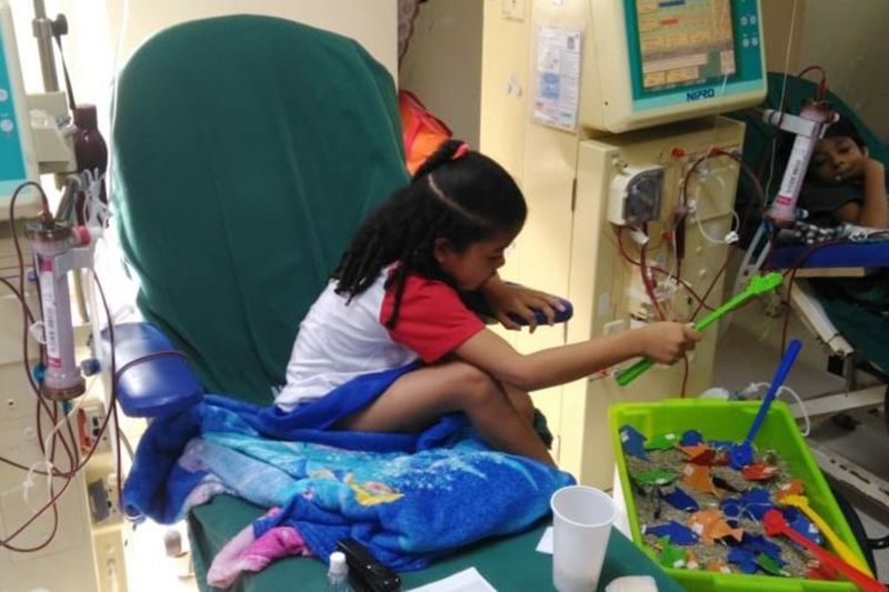 A equipe multiprofissional do serviço de Terapia Renal Substitutiva Pediátrica da Fundação Santa Casa do Pará está realizando uma campanha para crianças, adolescentes e seus familiares sobre metas de segurança no tratamento hospitalar. Em um primeiro momento, foi realizada uma palestra educativa com todos os profissionais envolvidos neste atendimento. Depois, houve demonstração da lavagem das mãos, uso do álcool gel e como isso se aplica no dia a dia dos pacientes. As atividades serão encerradas nesta quarta-feira (19). <div class='credito_fotos'>Foto: ASCOM / SANTA CASA   |   <a href='/midias/2019/originais/2749_whatsappimage2019-06-18at144933.jpg' download><i class='fa-solid fa-download'></i> Download</a></div>