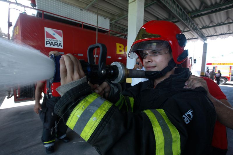 Todo ser humano tem suas particularidades, habilidades e talentos. Reconhecer então as diferenças de cada um é imprescindível para que a igualdade de direitos seja possível assim como a luta pelos direitos de cada um. A família Silva, de Barcarena, no nordeste paraense, conhece muito bem essa luta. Pais de Renan dos Santos Silva, de 20 anos, que tem autismo e sonha em se tornar bombeiro militar, a família realizou, no último dia 6 de junho, uma parte desse sonho. O jovem ganhou de presente "um dia de Bombeiro" no Comando Geral do Corpo de Bombeiros Militar, em Belém. <div class='credito_fotos'>Foto: Wagner Santana / Ag. Pará   |   <a href='/midias/2019/originais/2752__94j3472.jpg' download><i class='fa-solid fa-download'></i> Download</a></div>