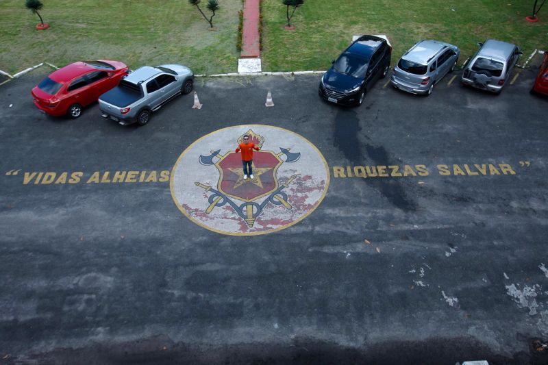 Todo ser humano tem suas particularidades, habilidades e talentos. Reconhecer então as diferenças de cada um é imprescindível para que a igualdade de direitos seja possível assim como a luta pelos direitos de cada um. A família Silva, de Barcarena, no nordeste paraense, conhece muito bem essa luta. Pais de Renan dos Santos Silva, de 20 anos, que tem autismo e sonha em se tornar bombeiro militar, a família realizou, no último dia 6 de junho, uma parte desse sonho. O jovem ganhou de presente "um dia de Bombeiro" no Comando Geral do Corpo de Bombeiros Militar, em Belém. <div class='credito_fotos'>Foto: Wagner Santana / Ag. Pará   |   <a href='/midias/2019/originais/2752__94j3781.jpg' download><i class='fa-solid fa-download'></i> Download</a></div>