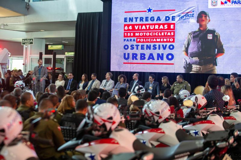 O Governo do Estado lançou, nesta quarta-feira (19), no Hangar Convenções e Feiras da Amazônia, em Belém, o projeto de conjuntos habitacionais destinados exclusivamente para policiais militares. Na ocasião, o governador Helder Barbalho e o comandante-geral da Polícia Militar, coronel José Dilson Melo de Souza Júnior, também entregaram equipamentos para a corporação. <div class='credito_fotos'>Foto: Marco Santos / Ag. Pará   |   <a href='/midias/2019/originais/2753_entregadeviaturaspoliciamilitardopara-17.jpg' download><i class='fa-solid fa-download'></i> Download</a></div>