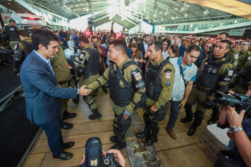 O Governo do Estado lançou, nesta quarta-feira (19), no Hangar Convenções e Feiras da Amazônia, em Belém, o projeto de conjuntos habitacionais destinados exclusivamente para policiais militares. Na ocasião, o governador Helder Barbalho e o comandante-geral da Polícia Militar, coronel José Dilson Melo de Souza Júnior, também entregaram equipamentos para a corporação. <div class='credito_fotos'>Foto: Marco Santos / Ag. Pará   |   <a href='/midias/2019/originais/2753_entregadeviaturaspoliciamilitardopara-22.jpg' download><i class='fa-solid fa-download'></i> Download</a></div>