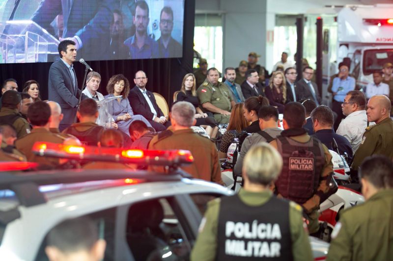 O Governo do Estado lançou, nesta quarta-feira (19), no Hangar Convenções e Feiras da Amazônia, em Belém, o projeto de conjuntos habitacionais destinados exclusivamente para policiais militares. Na ocasião, o governador Helder Barbalho e o comandante-geral da Polícia Militar, coronel José Dilson Melo de Souza Júnior, também entregaram equipamentos para a corporação. <div class='credito_fotos'>Foto: Marco Santos / Ag. Pará   |   <a href='/midias/2019/originais/2753_entregadeviaturaspoliciamilitardopara-54.jpg' download><i class='fa-solid fa-download'></i> Download</a></div>