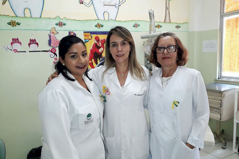 A Secretaria de Estado de Saúde Pública (Sespa) retomou o atendimento odontológico de pacientes com necessidades especiais em ambiente hospitalar, que estava suspenso há aproximadamente um ano no Hospital Ophir Loyola (HOL). O serviço é destinado apenas aos doentes que só podem passar por procedimentos odontológicos se estiverem com anestesia geral e com todo o suporte de um bloco cirúrgico.
Suzana Araújo (ASB), Alessandra Grotti e Nazaré Carvalho (TSB)  <div class='credito_fotos'>Foto: ROBERTA VILANOVA/ ASCOM SESPA   |   <a href='/midias/2019/originais/2754_suzanaaraujoasbalessandragrottienazarecarvalhotsbfotorobertavilanova-sespa.jpg' download><i class='fa-solid fa-download'></i> Download</a></div>