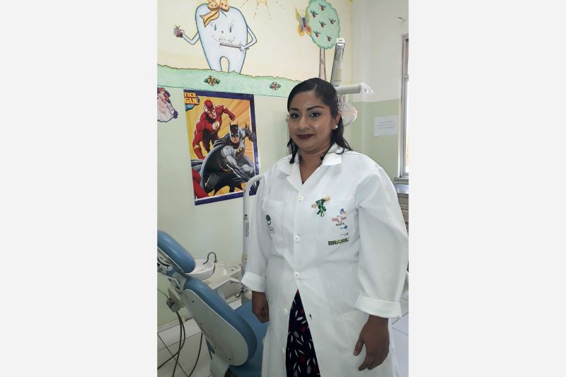 A Secretaria de Estado de Saúde Pública (Sespa) retomou o atendimento odontológico de pacientes com necessidades especiais em ambiente hospitalar, que estava suspenso há aproximadamente um ano no Hospital Ophir Loyola (HOL). O serviço é destinado apenas aos doentes que só podem passar por procedimentos odontológicos se estiverem com anestesia geral e com todo o suporte de um bloco cirúrgico.
Suzana Araújo, auxiliar de Saúde Bucal. <div class='credito_fotos'>Foto: ROBERTA VILANOVA/ ASCOM SESPA   |   <a href='/midias/2019/originais/2754_suzanaaraujoauxiliardesaudebucalfotorobertavilanova-sespa.jpg' download><i class='fa-solid fa-download'></i> Download</a></div>