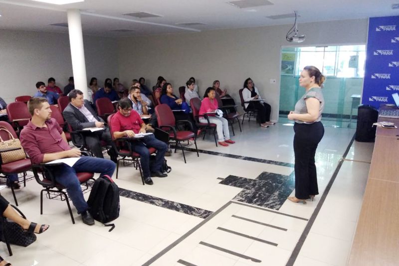 A Oficina de Alinhamento da Rede Local de Cidadania, realizada nesta semana, no auditório da Casa Civil do governo do Estado, fechou mais uma etapa no processo de implantação do programa Territórios pela Paz. Cerca de 50 representantes de secretarias do Estado participaram da ação, que foi aberta pela diretora do Núcleo de Articulação e Cidadania da Secretaria de Estado de Articulação da Cidadania (Seac), Juliana Barroso. <div class='credito_fotos'>Foto: Divulgação   |   <a href='/midias/2019/originais/2755_julianabarrosofoto3.jpg' download><i class='fa-solid fa-download'></i> Download</a></div>