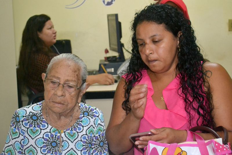 Um incêndio ocorrido na manhã da terça-feira (18), provocou perda total de uma casa de madeira localizada na Rua Siqueira Mendes, no distrito de Icoaraci, bairro do Cruzeiro, onde residia a idosa Cinira Magno de Moraes, de 90 anos. <div class='credito_fotos'>Foto: ASCOM / COHAB    |   <a href='/midias/2019/originais/2758_dsc_0044.jpg' download><i class='fa-solid fa-download'></i> Download</a></div>