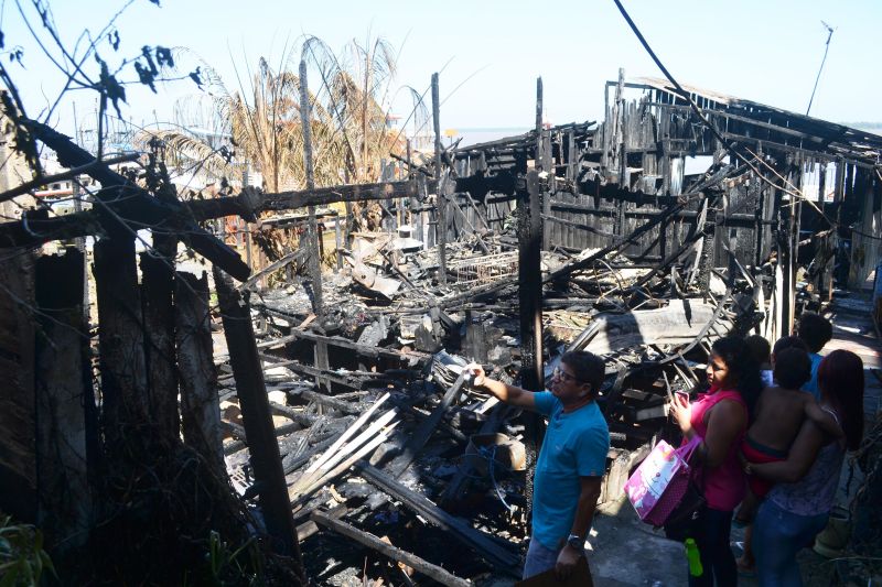 Um incêndio ocorrido na manhã da terça-feira (18), provocou perda total de uma casa de madeira localizada na Rua Siqueira Mendes, no distrito de Icoaraci, bairro do Cruzeiro, onde residia a idosa Cinira Magno de Moraes, de 90 anos. <div class='credito_fotos'>Foto: ASCOM / COHAB    |   <a href='/midias/2019/originais/2758_dsc_0046.jpg' download><i class='fa-solid fa-download'></i> Download</a></div>