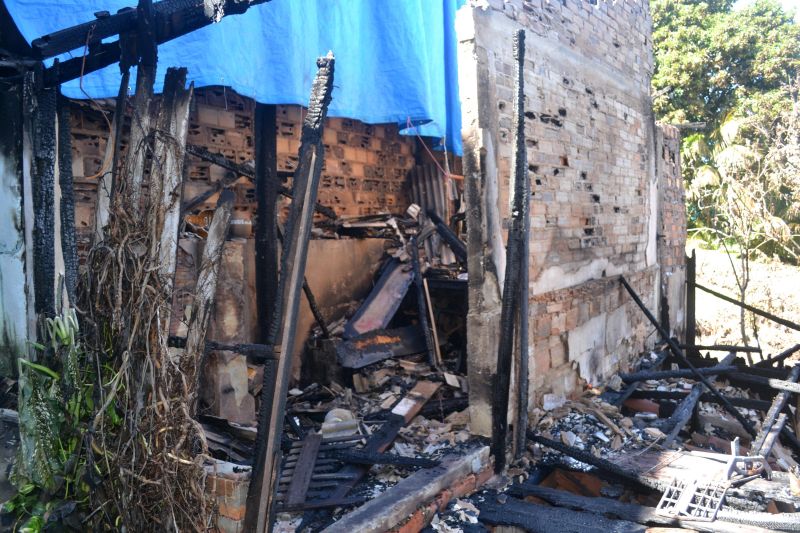 Um incêndio ocorrido na manhã da terça-feira (18), provocou perda total de uma casa de madeira localizada na Rua Siqueira Mendes, no distrito de Icoaraci, bairro do Cruzeiro, onde residia a idosa Cinira Magno de Moraes, de 90 anos. <div class='credito_fotos'>Foto: ASCOM / COHAB    |   <a href='/midias/2019/originais/2758_dsc_0052.jpg' download><i class='fa-solid fa-download'></i> Download</a></div>