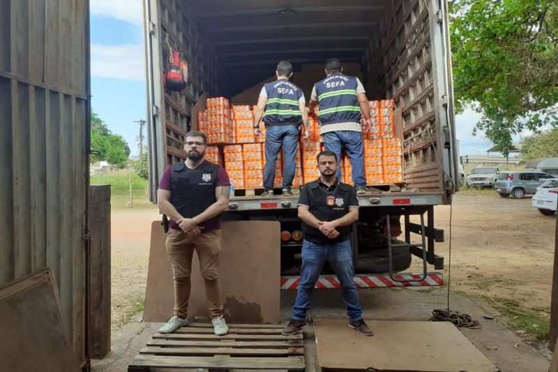 Servidores da Secretaria de Estado da Fazenda (Sefa) apreenderam na unidade fazendária de Controle de Mercadorias em Trânsito de Carajás, sudeste paraense, dois caminhões que transportavam cerveja sem nota fiscal. As duas apreensões, ocorridas na segunda-feira (17), somaram mais de 141 mil latas de bebida. A Sefa recebeu denúncia da Polícia Civil sobre a existência de  mercadoria clandestina, e os fiscais foram ao local acompanhados pelos policiais. A cerveja estava sendo descarregada em um depósito localizado na Vila 1º de Março, entre os municípios de Marabá e São João do Araguaia, onde foi constatado que a carga não possuía nota fiscal. <div class='credito_fotos'>Foto: ASCOM / SEFA   |   <a href='/midias/2019/originais/2760_foto1.jpg' download><i class='fa-solid fa-download'></i> Download</a></div>