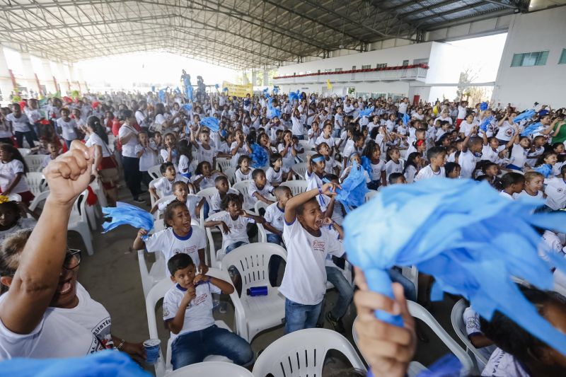 Cerca de 3.500 estudantes, de 13 escolas da rede pública da sede municipal de Marabá e dos distritos de Morada Nova e São Félix, no sudeste paraense, participaram nesta quarta-feira (19) da cerimônia de conclusão de cursos do Programa Educacional de Resistência às Drogas e à Violência (Proerd). Realizado no Centro de Convenções da Assembleia de Deus, a partir das 16 h, o evento encerrou um ciclo de quatro meses de formação, e contou com a participação do governador Helder Barbalho e do vice-governador Lúcio Vale. <div class='credito_fotos'>Foto: Marcelo Seabra / Ag. Pará   |   <a href='/midias/2019/originais/2762_20190619164441__mg_8275.jpg' download><i class='fa-solid fa-download'></i> Download</a></div>