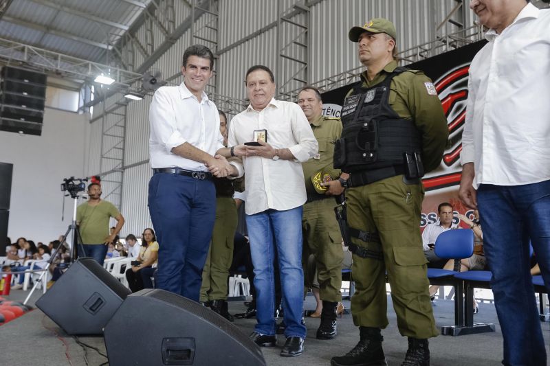 Cerca de 3.500 estudantes, de 13 escolas da rede pública da sede municipal de Marabá e dos distritos de Morada Nova e São Félix, no sudeste paraense, participaram nesta quarta-feira (19) da cerimônia de conclusão de cursos do Programa Educacional de Resistência às Drogas e à Violência (Proerd). Realizado no Centro de Convenções da Assembleia de Deus, a partir das 16 h, o evento encerrou um ciclo de quatro meses de formação, e contou com a participação do governador Helder Barbalho e do vice-governador Lúcio Vale. <div class='credito_fotos'>Foto: Marcelo Seabra / Ag. Pará   |   <a href='/midias/2019/originais/2762_20190619165738__mg_8315.jpg' download><i class='fa-solid fa-download'></i> Download</a></div>