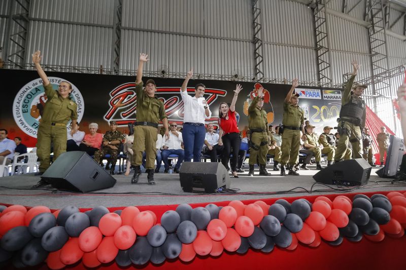 Cerca de 3.500 estudantes, de 13 escolas da rede pública da sede municipal de Marabá e dos distritos de Morada Nova e São Félix, no sudeste paraense, participaram nesta quarta-feira (19) da cerimônia de conclusão de cursos do Programa Educacional de Resistência às Drogas e à Violência (Proerd). Realizado no Centro de Convenções da Assembleia de Deus, a partir das 16 h, o evento encerrou um ciclo de quatro meses de formação, e contou com a participação do governador Helder Barbalho e do vice-governador Lúcio Vale. <div class='credito_fotos'>Foto: Marcelo Seabra / Ag. Pará   |   <a href='/midias/2019/originais/2762_20190619172102__mg_8450.jpg' download><i class='fa-solid fa-download'></i> Download</a></div>